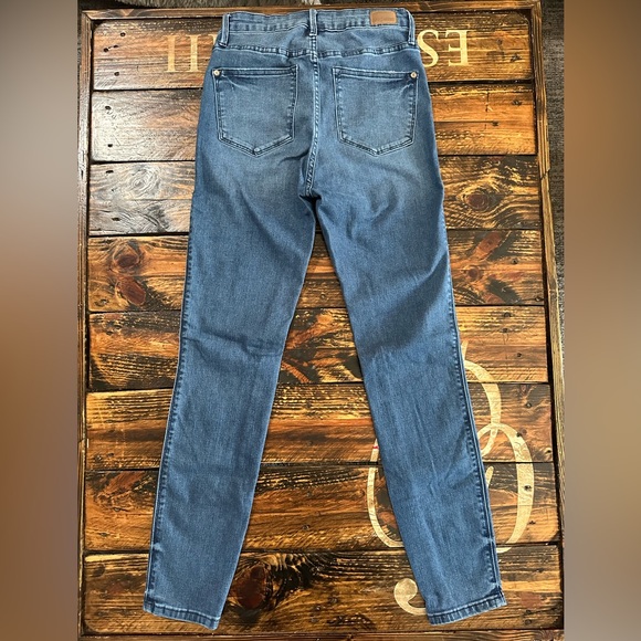Judy Blue Tab Button Medium Wash Skinny Jeans. Size 5/27 - Picture 2 of 3